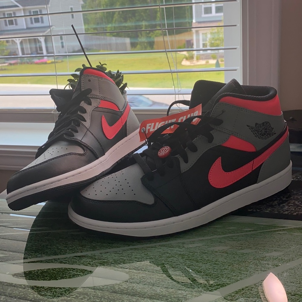 Air Jordan 1 Mid *FLIGHT CLUB OFFICIAL*